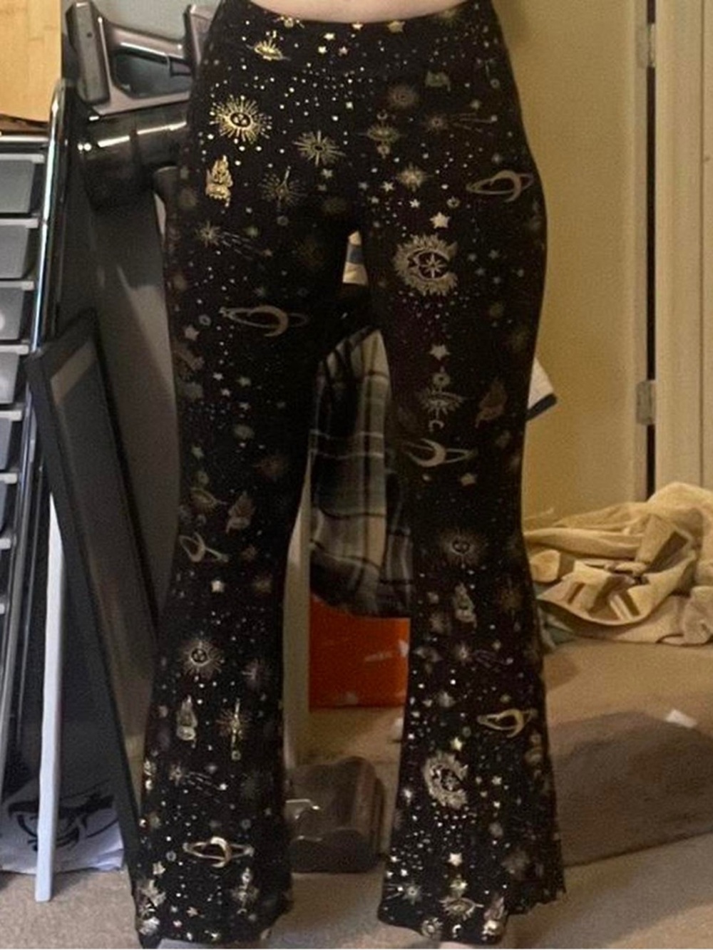No Boundaries Black & Gold Celestial Print Juniors Flare Leggings Yoga Pants - Picture 2 of 5